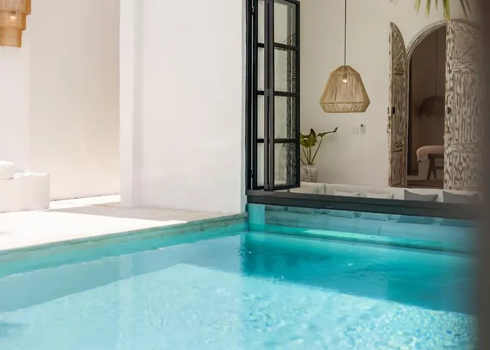 All-white With Pool, Sauna, Firepit & Office * Jimbaran
