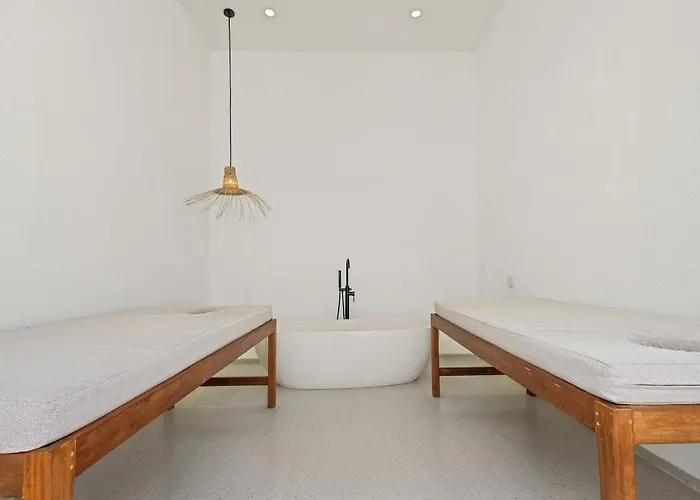 All-white With Pool, Sauna, Firepit & Office * Jimbaran